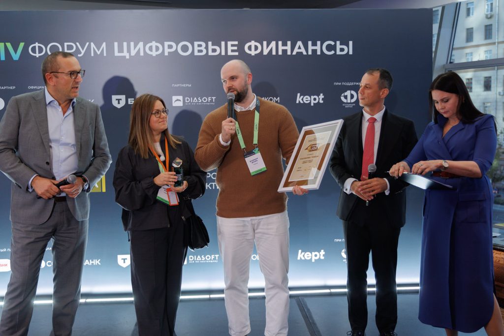 Вручение награды 'Дебют года' генеральному директору платформы 'Токеон' Игорю Егоркину на Национальной премии ЦФА 2026